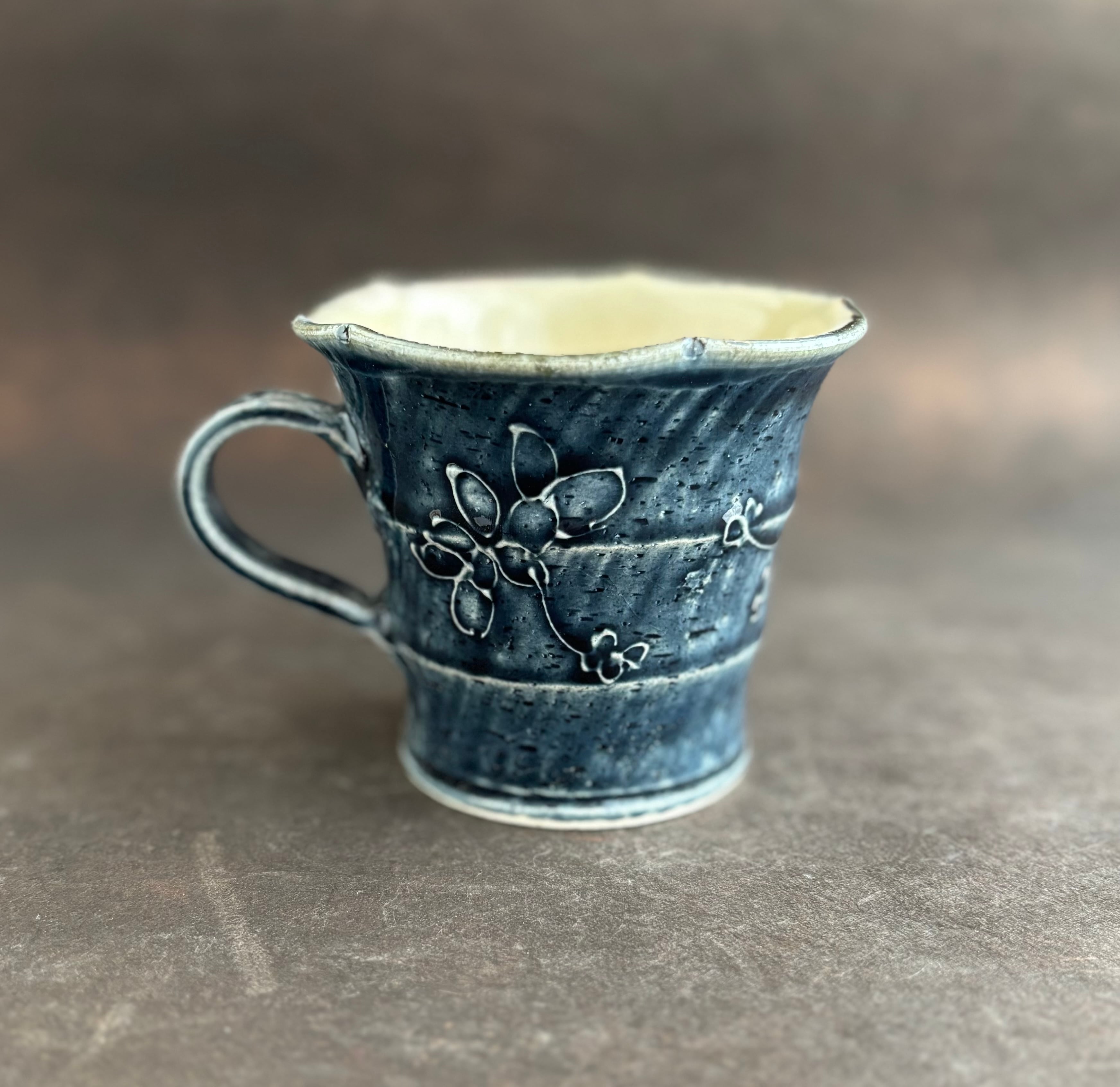 土和のルリエフ　藍釉　お花形マグカップ