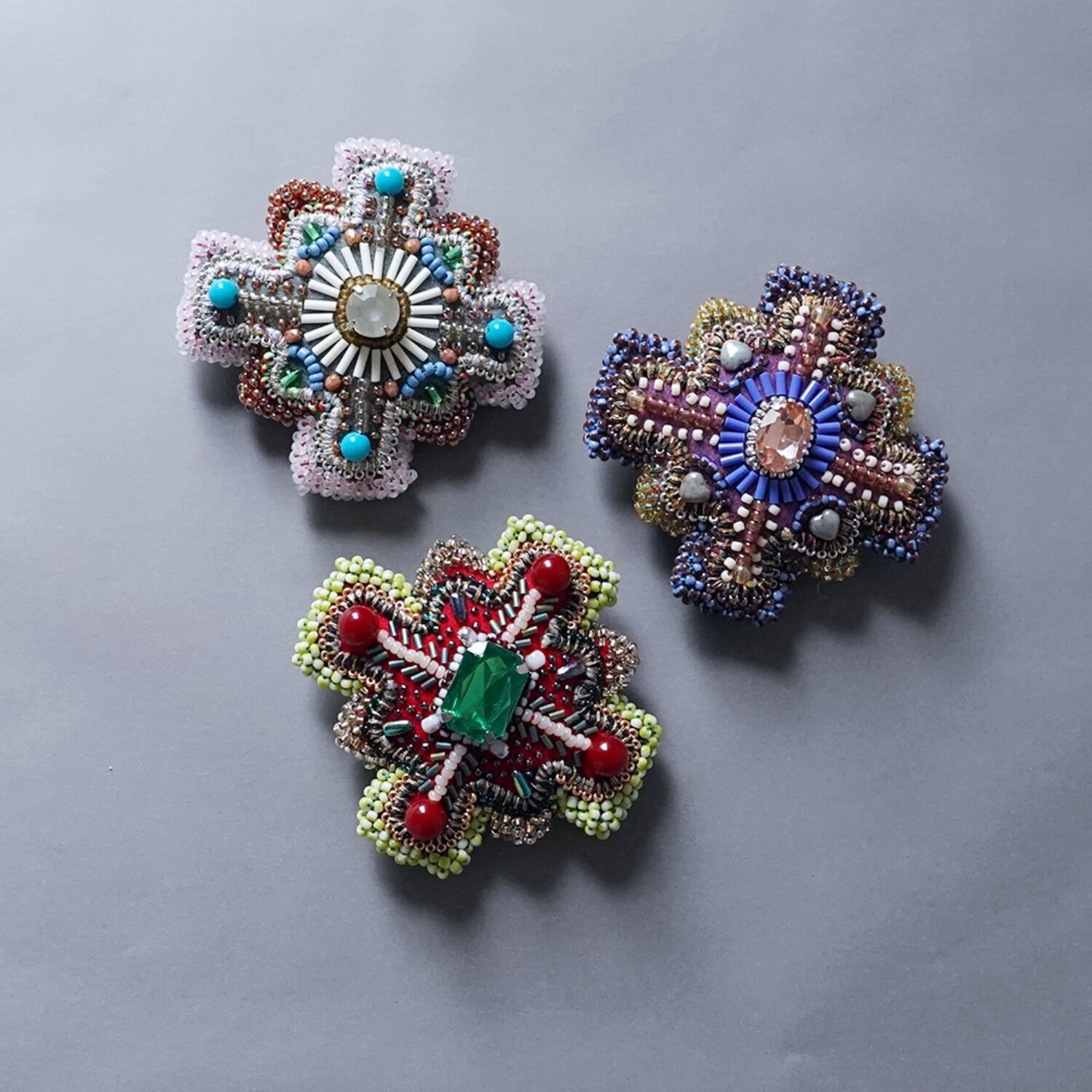 変形クロスのブローチ 8 ビーズ刺繍 一点もの カラフル パープル