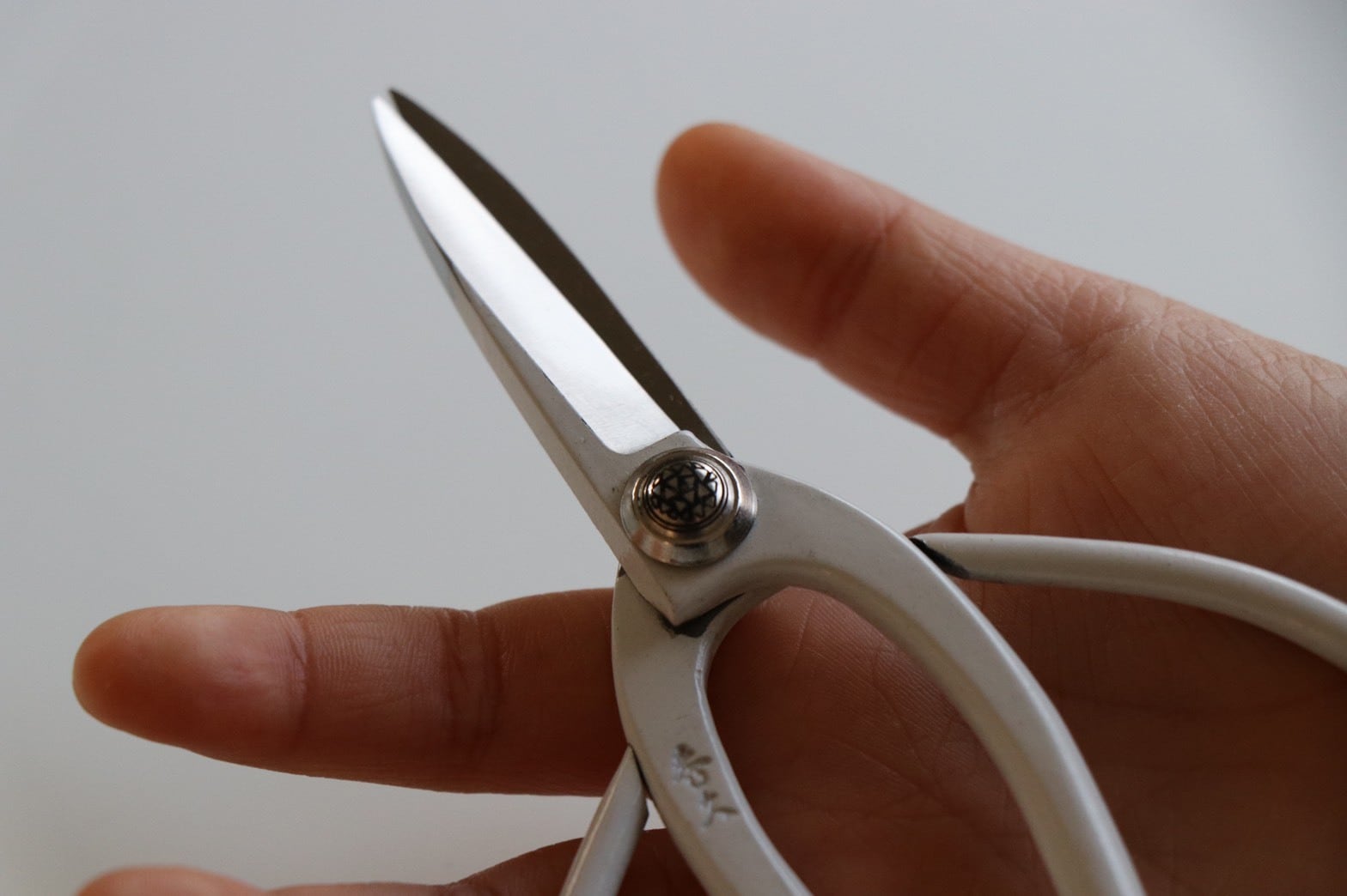 外山刃物 秀久× 鶴仙園 Mini 大久保鋏 ホワイト(1丁) | 鶴仙園