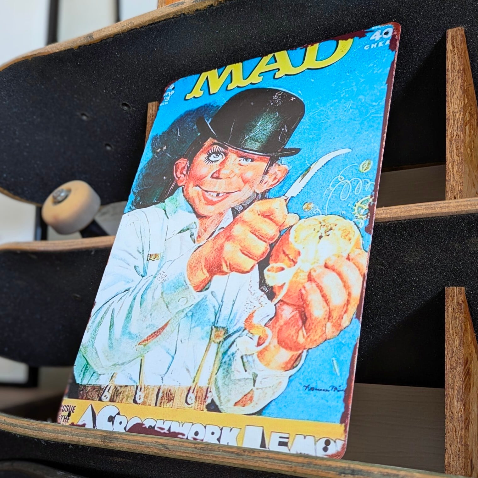 送料無料!ちょうどいいブリキ看板 【 MAD × 時計じかけのオレンジ】『 アレックス 』 第159号(1973年6月号)の表紙デザイン / アルフレッド・E・ニューマン / METAL SIGN / メタルサイン / ブリキ看板 / サインボード / ビンテージ加工〚アメリカン雑貨 アメトイ〛
