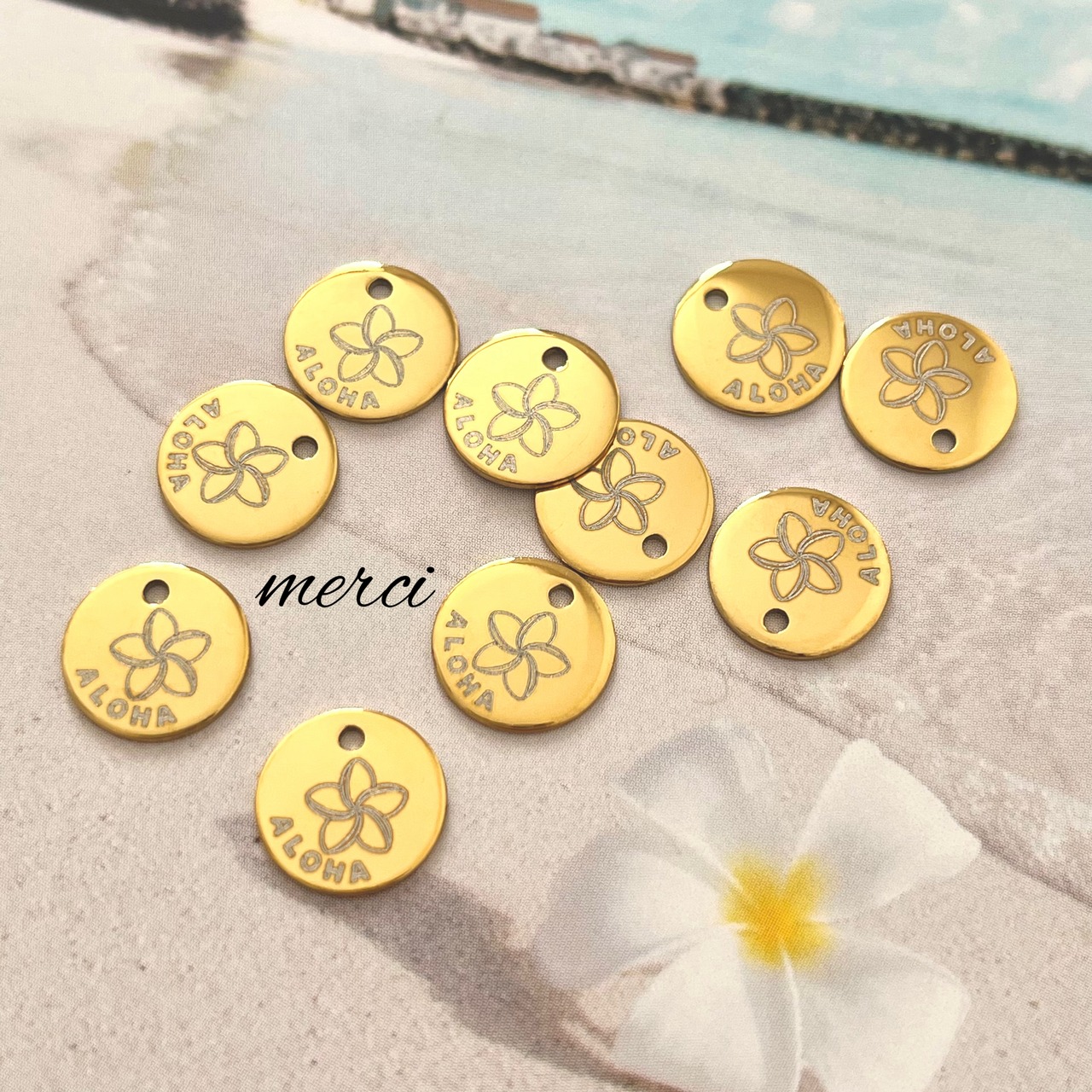 【10個】ステンレス製ミラーゴールドラウンドアロハプルメリアチャーム/ハワイアン/ALOHA