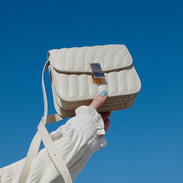 高級感のあるエグスタイルバッグ女性2020春と夏の新しいレトロな菱形刺繍糸女性バッグチェーンクロスボディバッグ Tiancai_Wing_Bag3184372