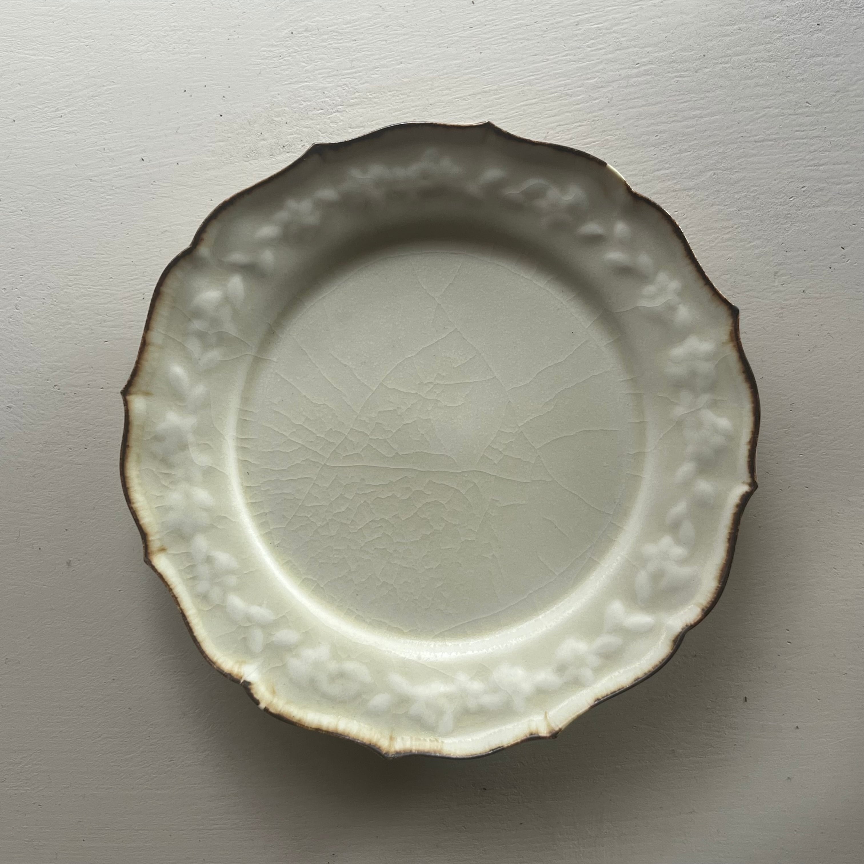 阿部慎太朗 Shintaro Abe 花冠レリーフ皿6寸 白&ブラウン グレイ 薄いグレイ 1