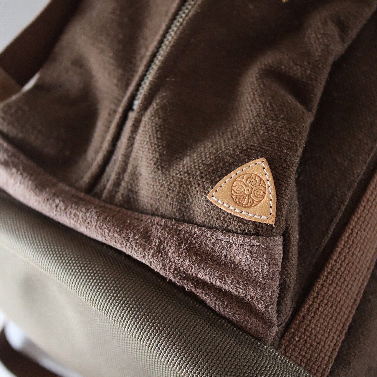 【Deadstock Item】バックパック / Top-flap Draw Backpack/ ブラウン×カーキブラウン・ボトム