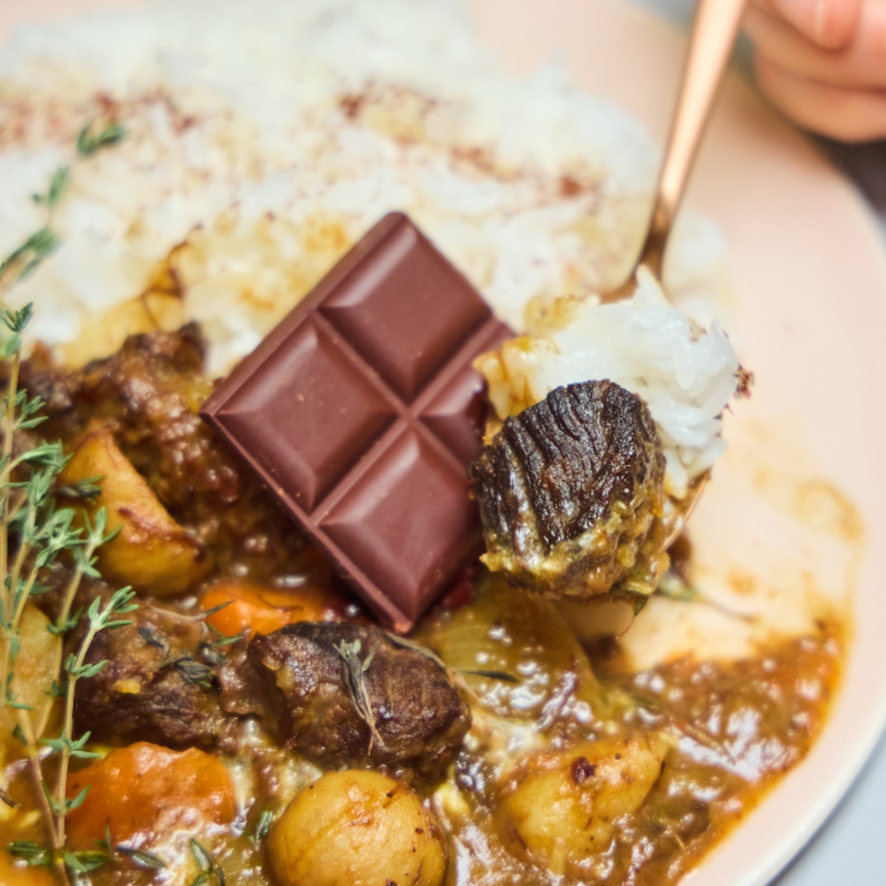 牛ホホ肉ほぐれる深いコクと旨味の贅沢ショコラカレー・画像4