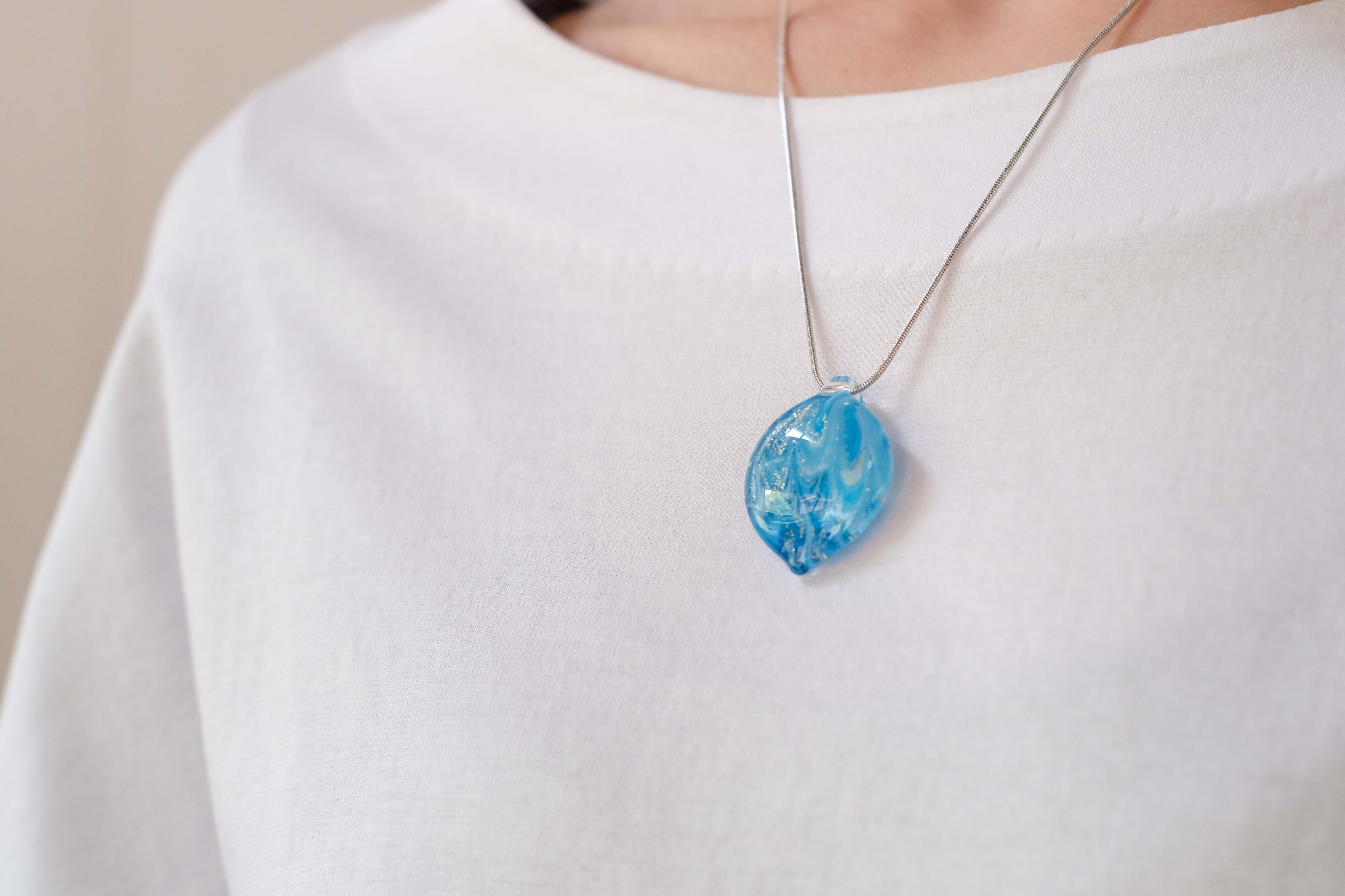 水色 と 金箔 の ガラスペンダント 葉型 | glass imeca