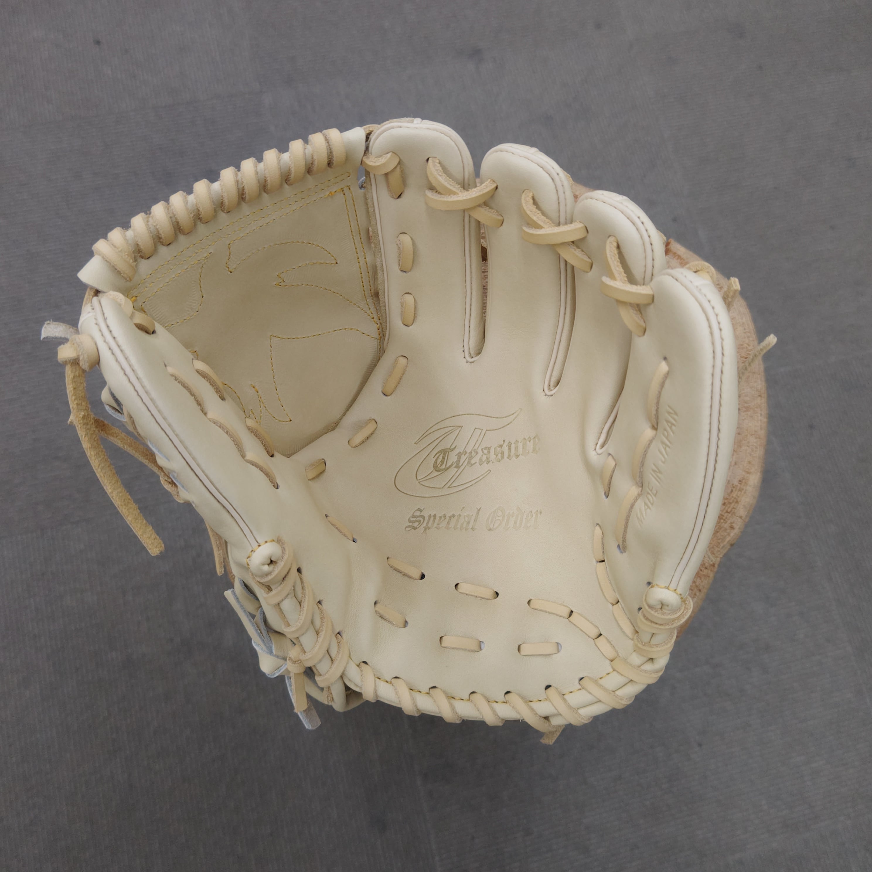 Treasure 硬式　投手用　野球　高校野球対応 Treasure トレジャー 投手用特化型特殊重心グローブ 肩甲骨