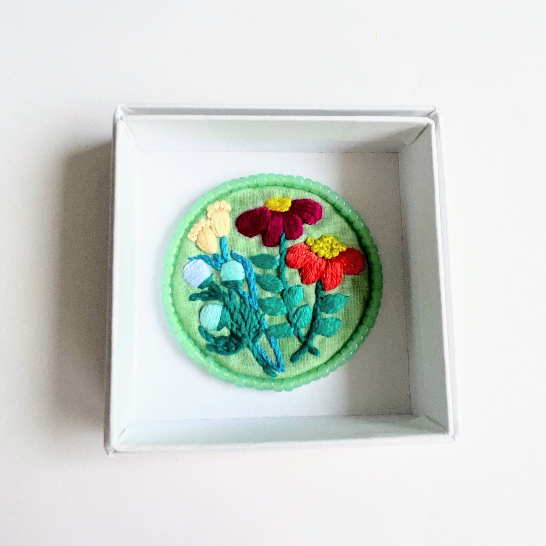 ビーズで飾った草花の刺繍ブローチ【botanical】#306 | j.couture