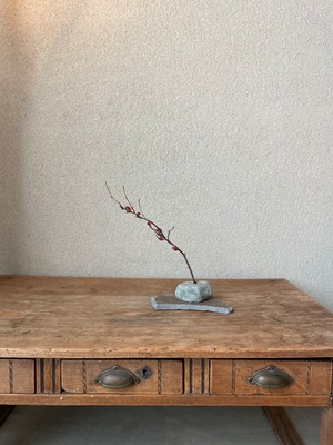 133 石の花器・石の敷台・枝ものセット