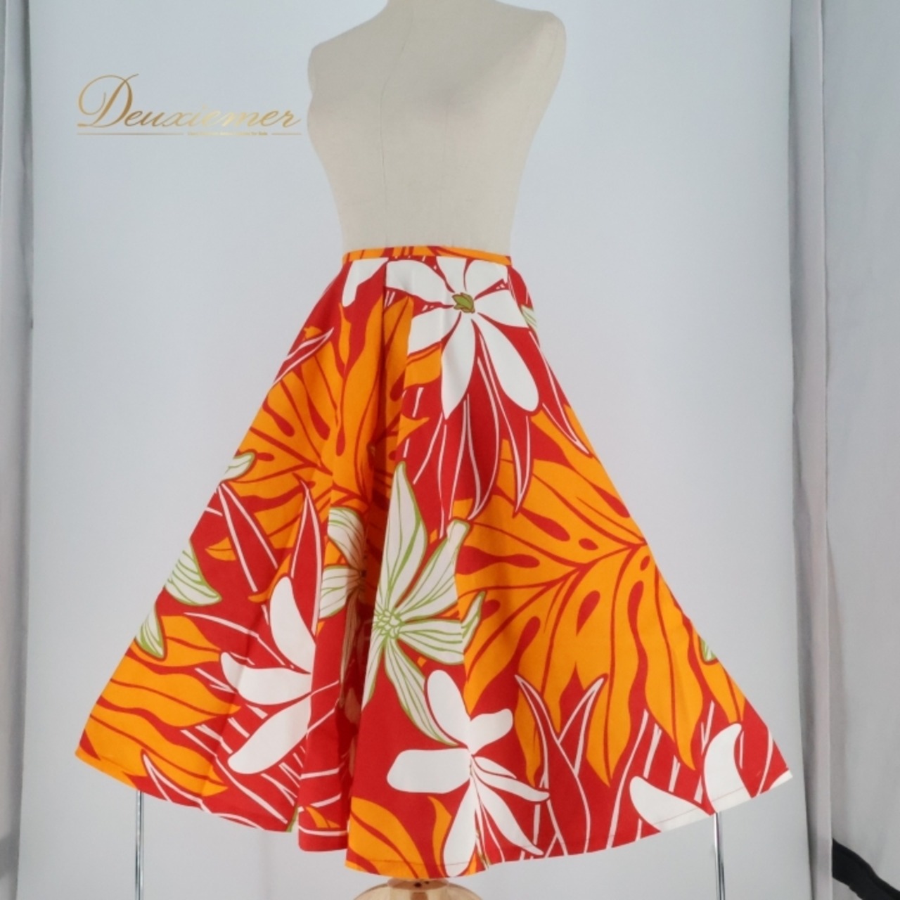 フラダンス 衣装 スカート レッド系 オレンジ系 ティアレ柄 モンステラ柄 かわいい 鮮やか 華やか 明るい カラフル ひらひら ふわふわ 赤 橙 白 ハワイアン アロハ ハワイアンプリント フラ ダンス レッスン 練習 パーティー フェスティバル さらさら