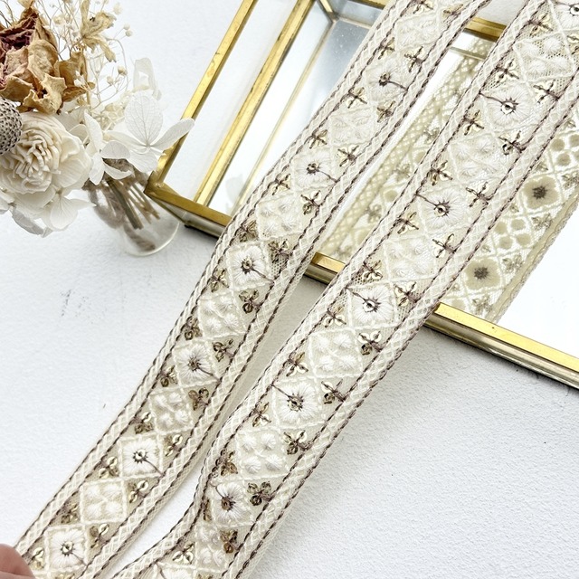 1ロール　ホワイトドリーム　[モカホワイト］インド刺繍リボン　1982-1R