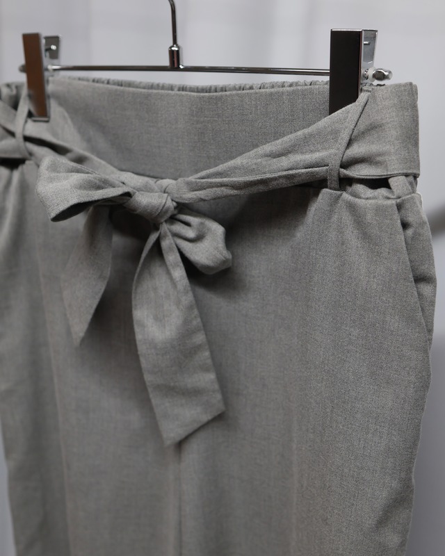 String belt 9/4 length vertical line pants