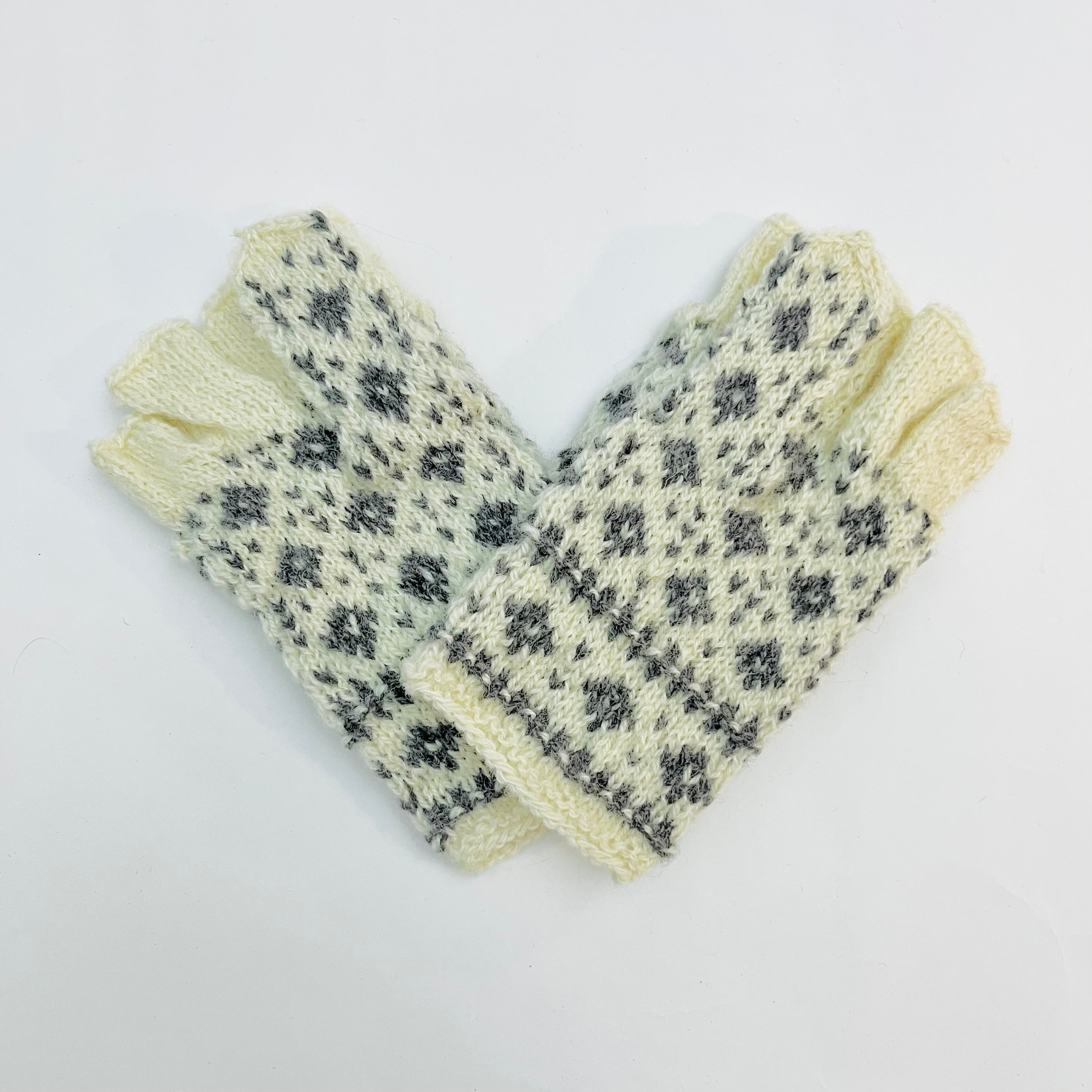 伝統的バルトの手編みミトン（オフホワイト）