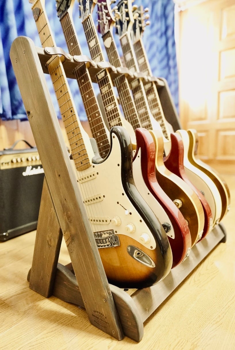 オーダー品】静寂に並ぶ6本の魂 木製ギタースタンド ステイン仕上げ
