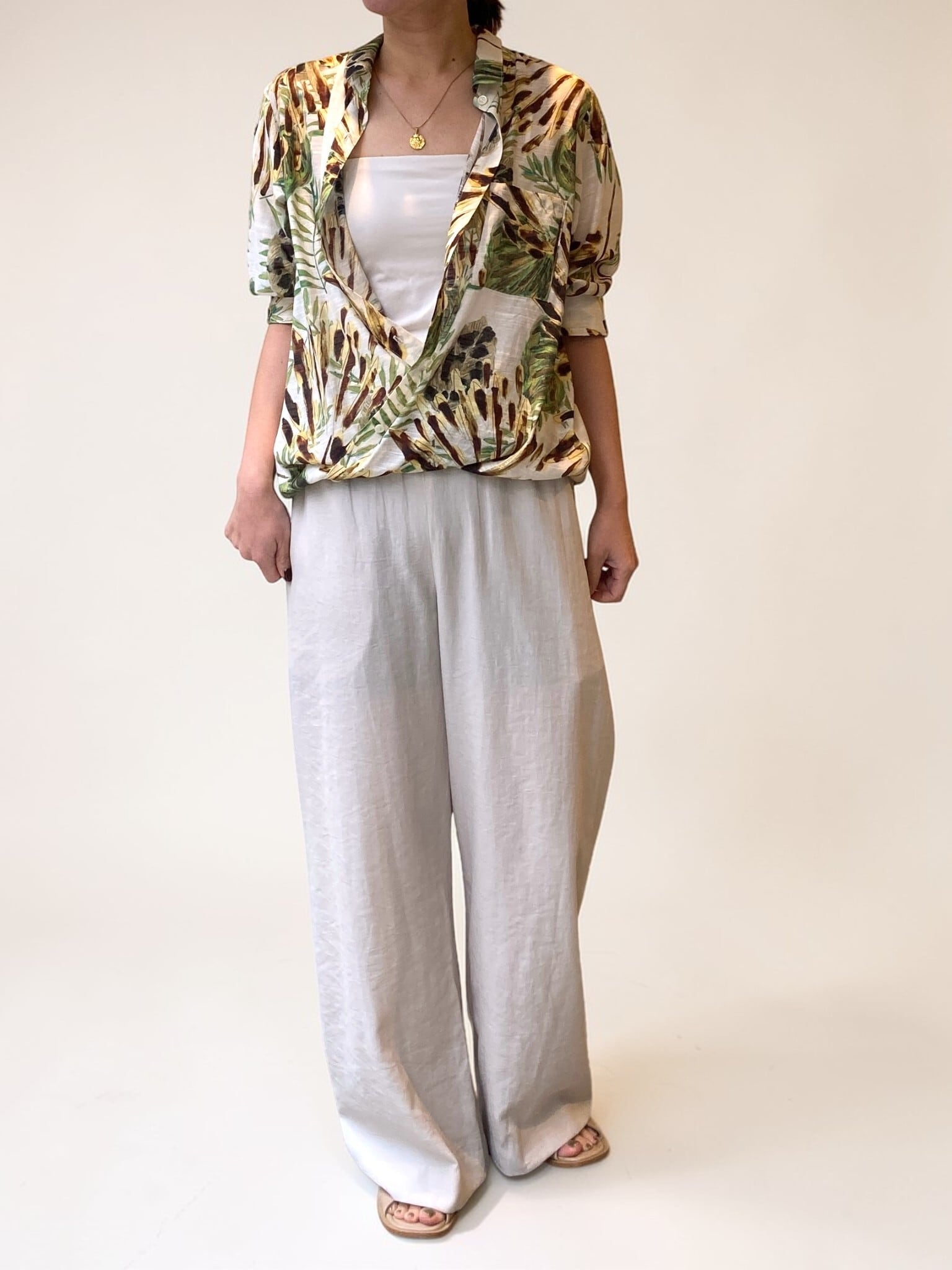 ビスリネンボタニカルプリントブラウス