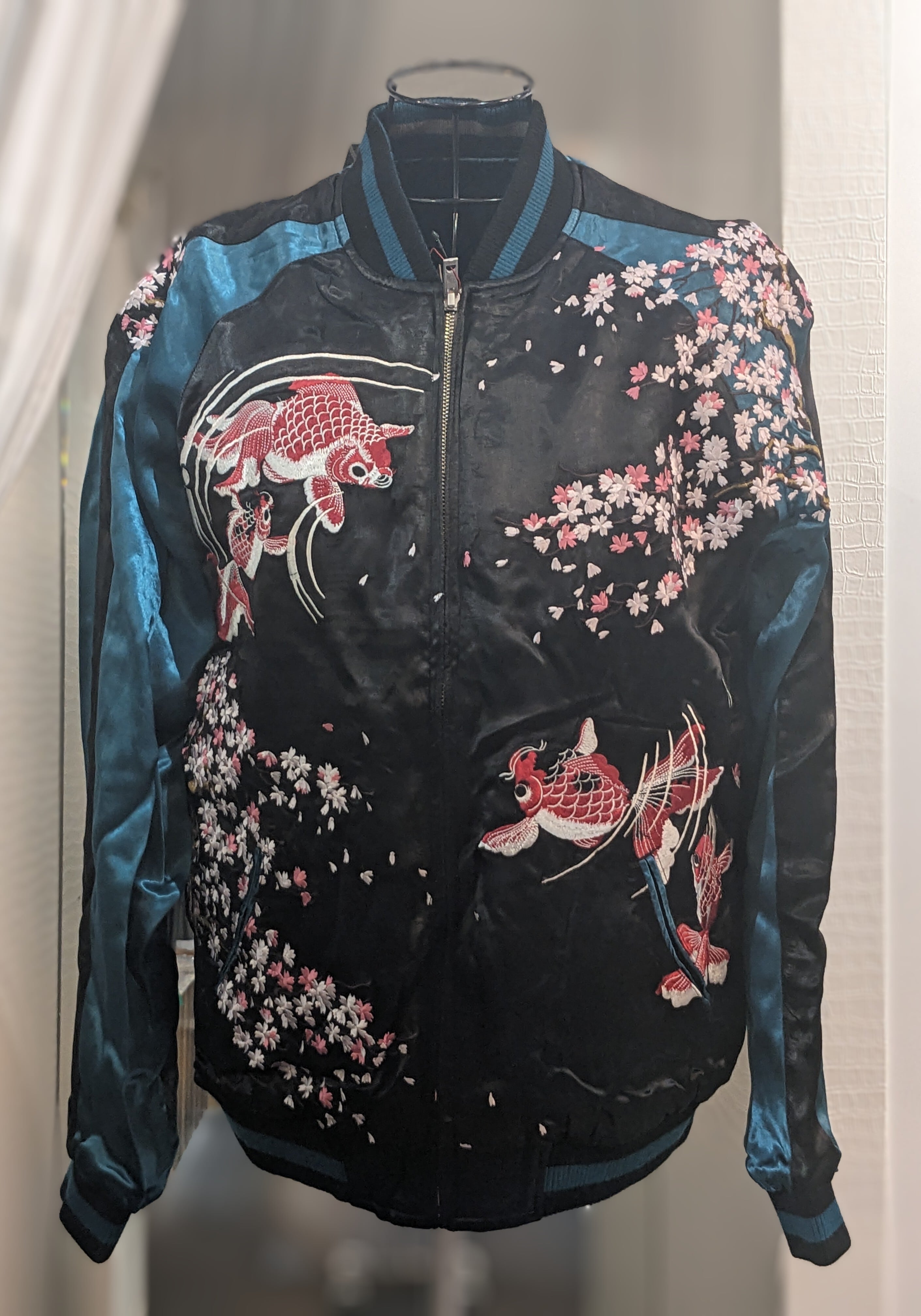 SKJ-004 桜と金魚 刺繍スカジャン ブラック XL | 風と地の吾