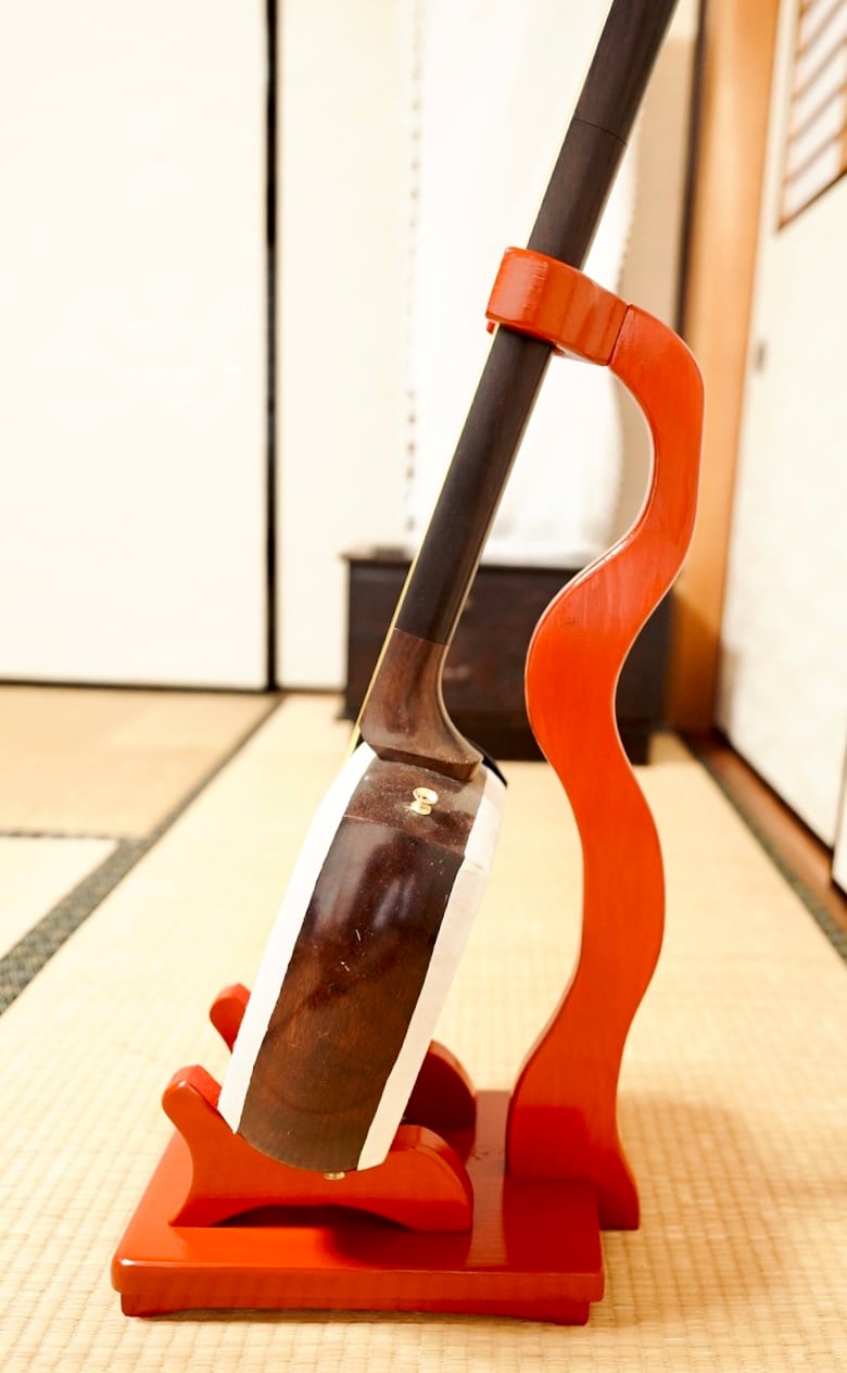 限定1台】深紅の風格、和の美を惹き立てる。手作り三味線スタンド