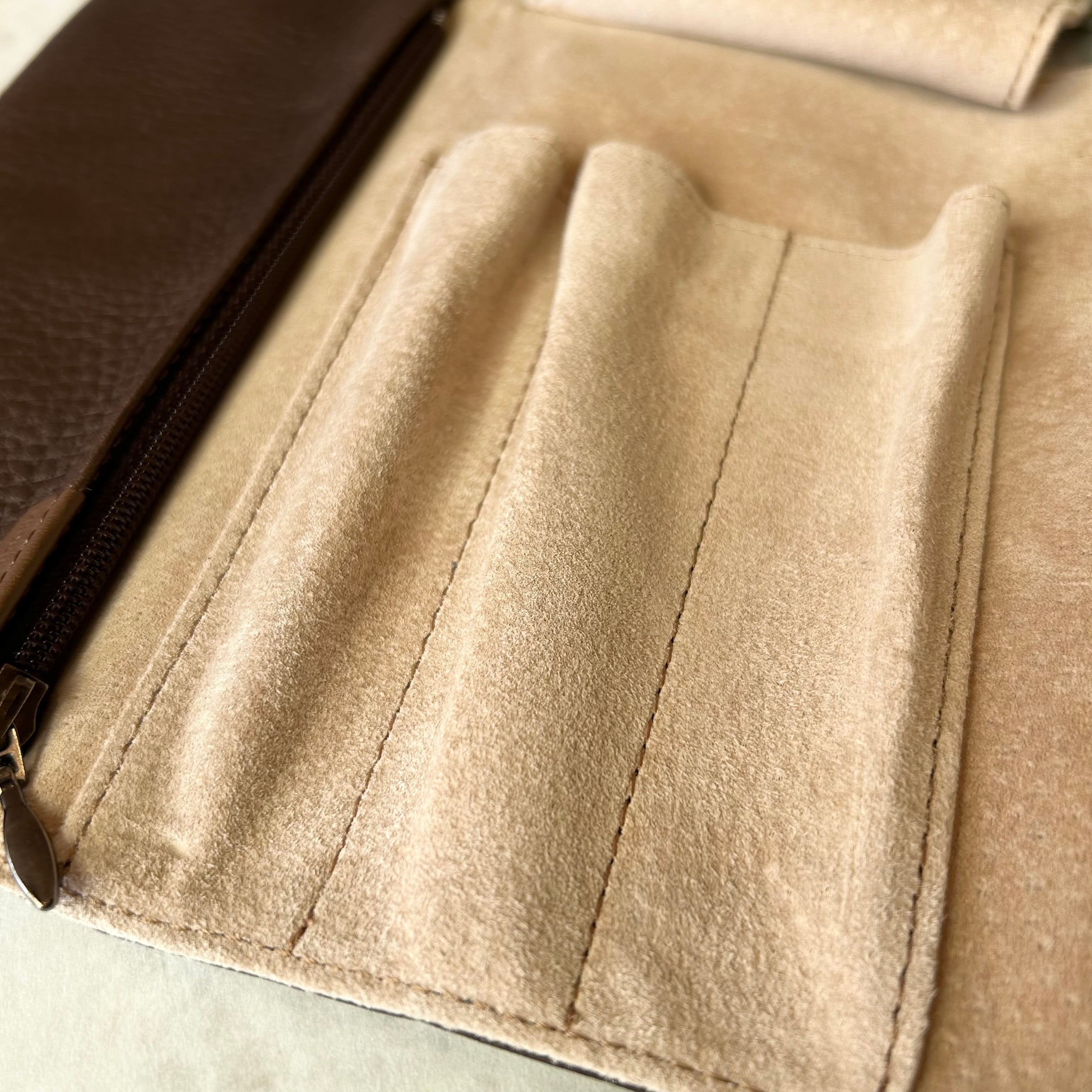PILOTSOMES ペンケース　3本差　ブラウン　廃盤品 PILOT「ペンサンブル ロ―ルファスナーペンケース3本差し」 | ペンネ
