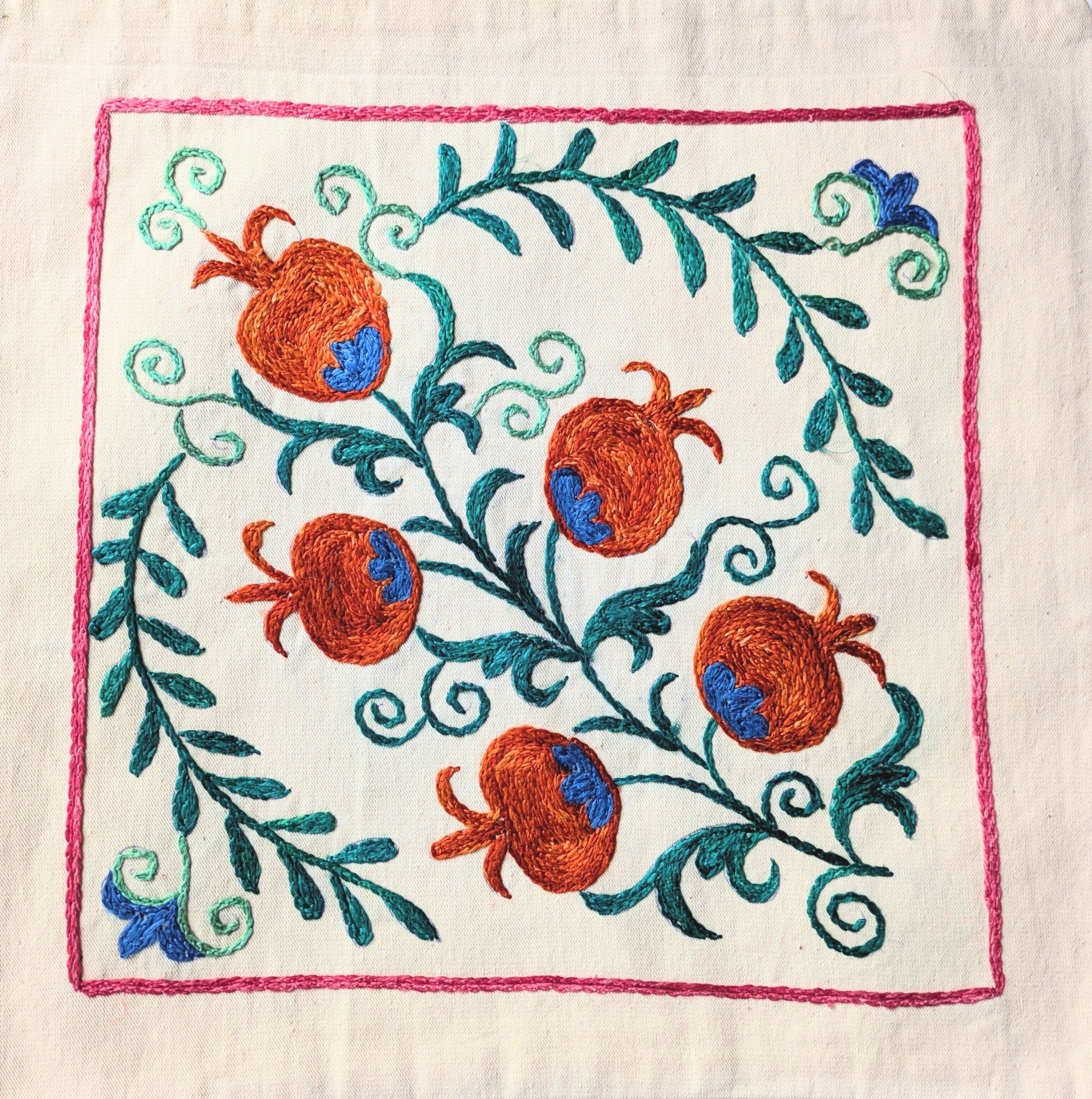 ウズベキスタン手刺繍「テーブルクロス、ピアノカバー、ベッドカバー等につかえる」 ウズベキスタン手刺繍「テーブルクロス、ピアノカバー、ベッド