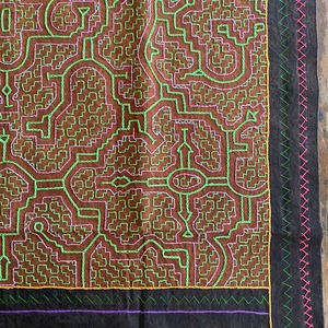 シピボ族の泥染め大刺繍20 黄緑とピンク　シピボ族の工芸布　アマゾン先住民族　エスニックインテリア　テーブルクロス　天然染め　手刺繍