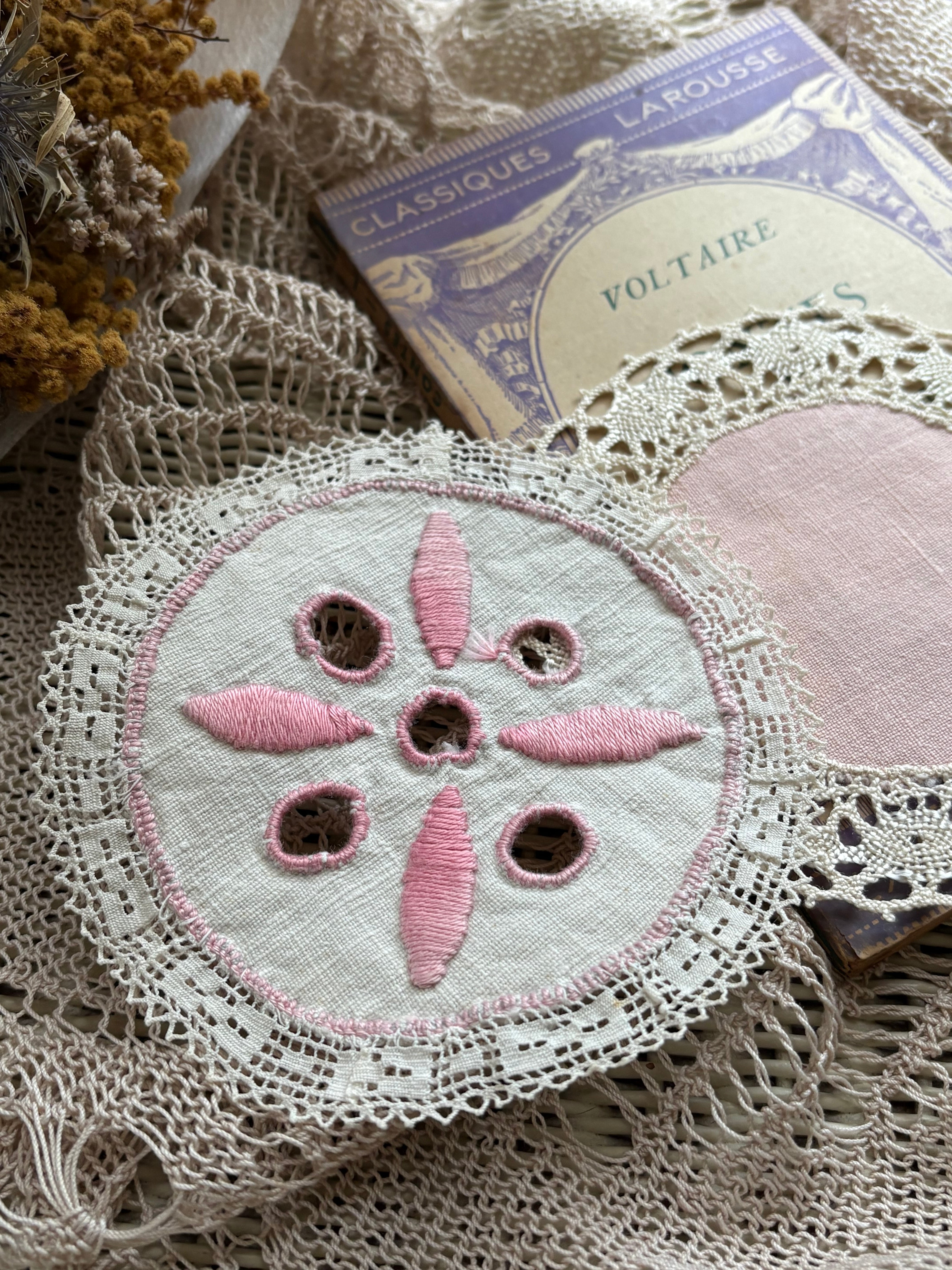 フランスアンティーク ミニドイリー 手刺繍 ピンク カットワーク 敷物 ハンドメイドパーツ インテリア小物 額装