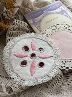 フランスアンティーク ミニドイリー 手刺繍 ピンク カットワーク 敷物 ハンドメイドパーツ インテリア小物 額装
