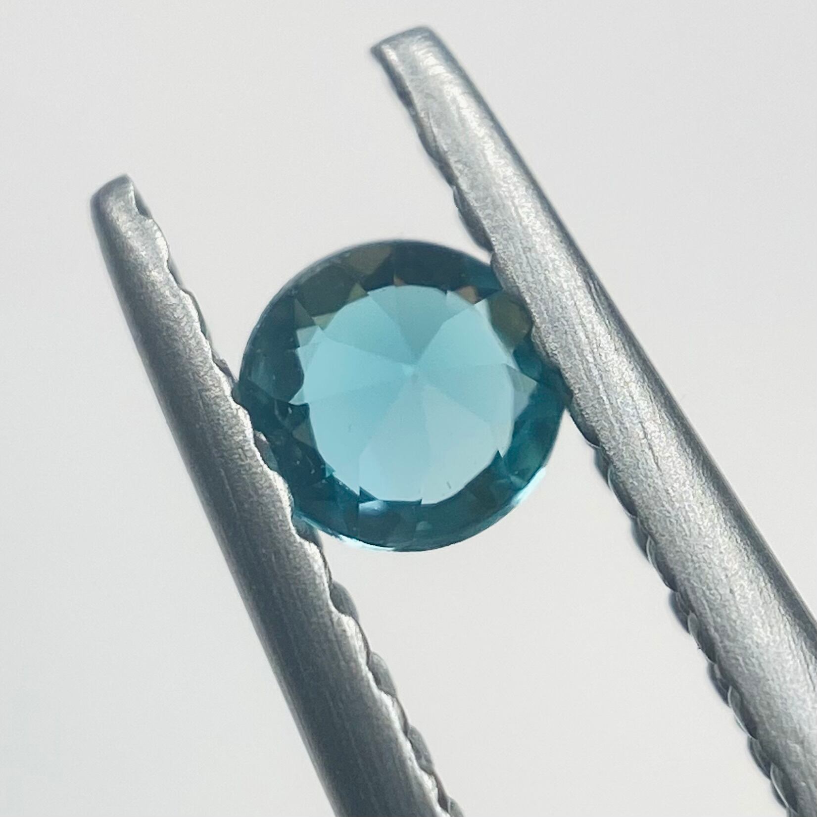 澄んだ紺碧のグランディディエライト