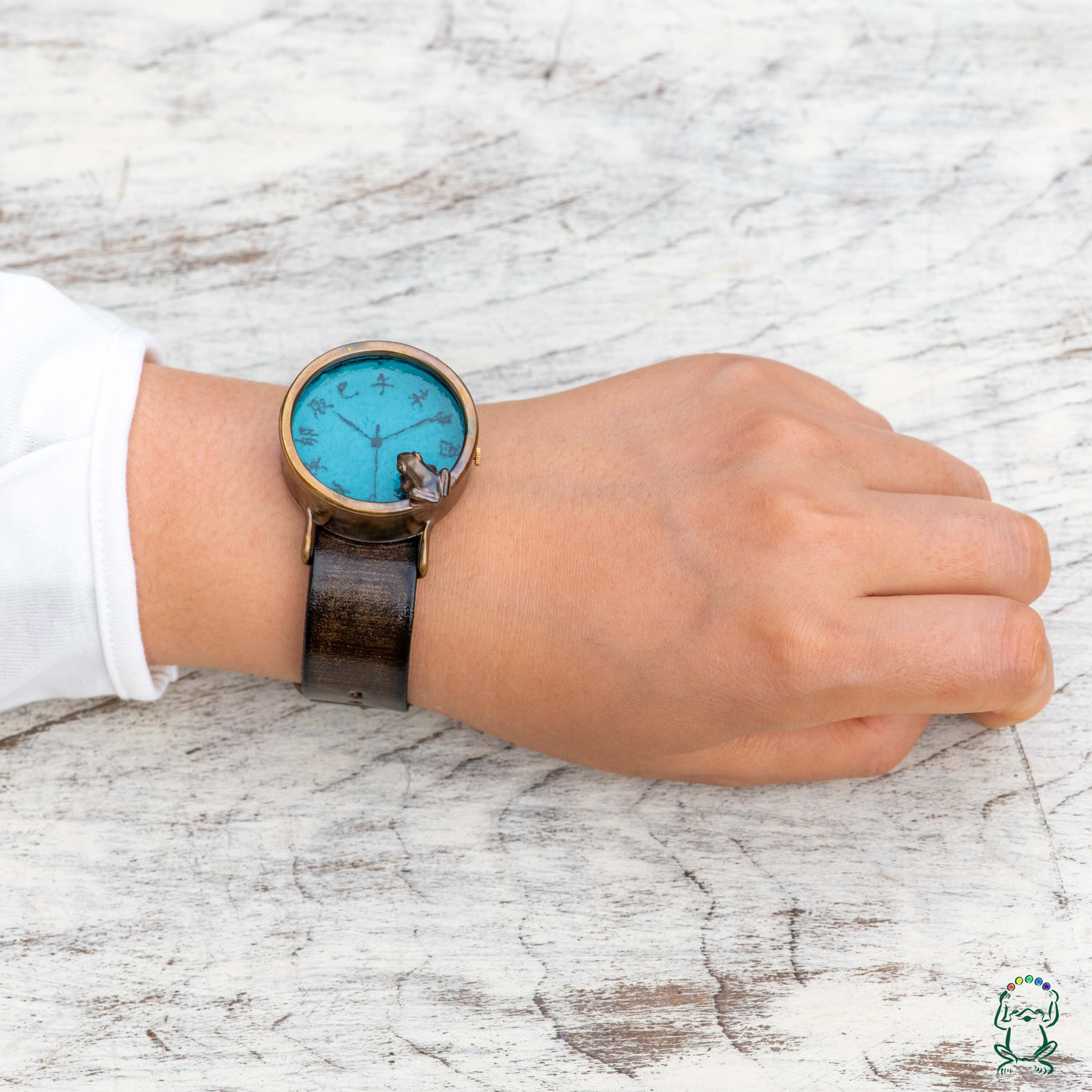 池をのぞく蛙腕時計L渋青緑 | カエルの時計屋さん