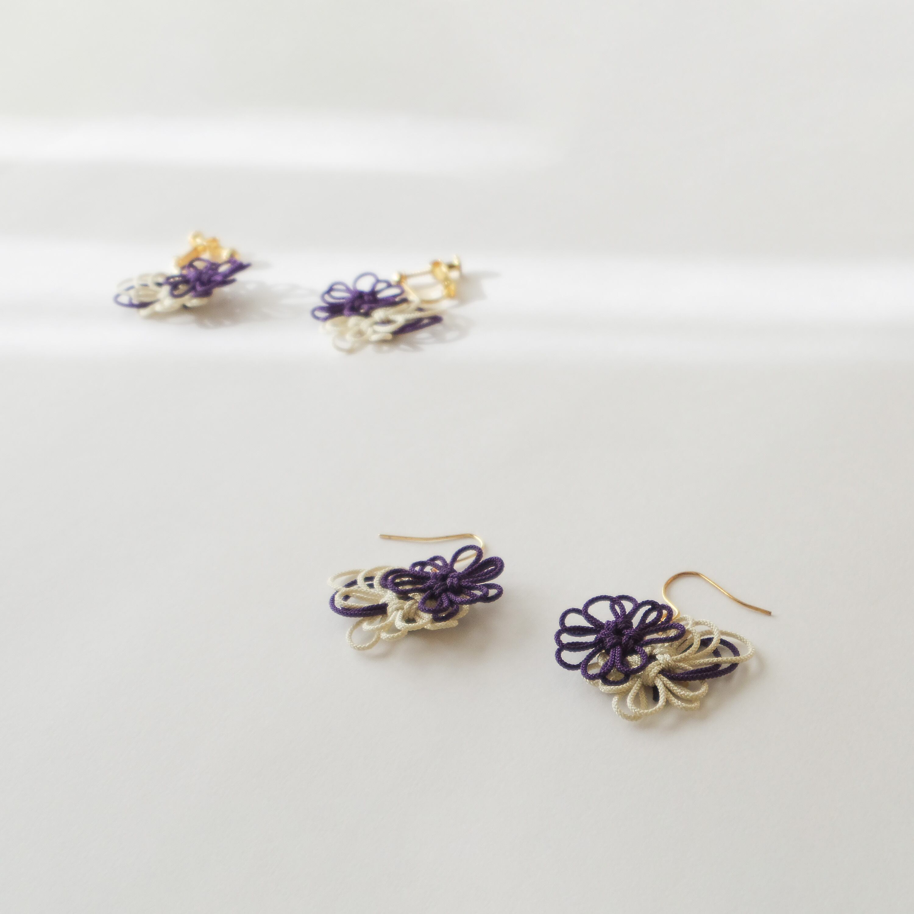 飾り結びピアス「つや留」(紫×アイボリー) | 浴衣・着物に軽量快適。日常使いにも。