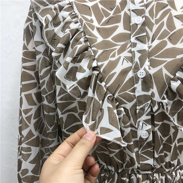 小花柄のプリーツワンピース プリーツワンピース 花柄 レトロ レディース ブルー グレー ワンサイズ 10代 代 30代 40代 アラサー アラフォー Aライン カジュアル ハイウエスト ウエストマーク 脚長効果 シフォン ロング丈 ミモレ丈 長袖 ボトルネック フリル ボタン Rb