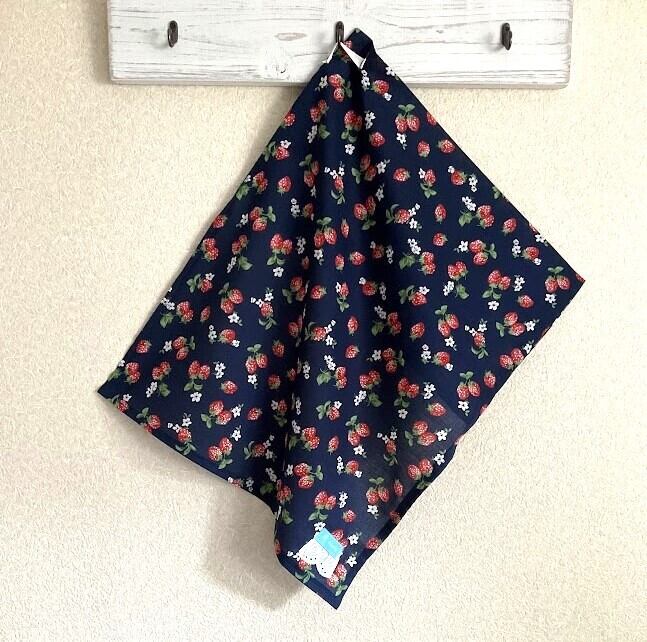 お着替えフェイスカバー【綿ローン×ストロベリー柄・ネイビー】