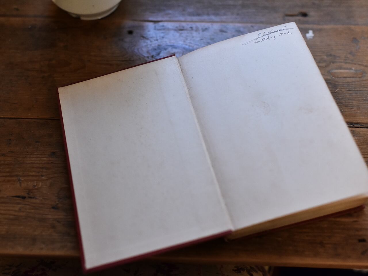 古い色合いが素敵な赤表紙の本 *イギリスアンティーク