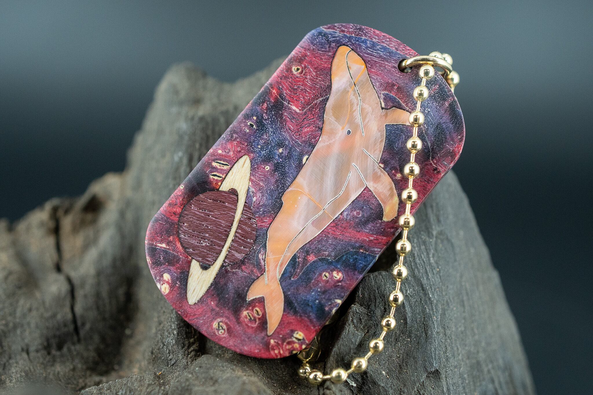 【カナダの象徴】ハードメープル 瘤杢 スタビライズウッド ドッグタグ 木象嵌 勇魚と惑星