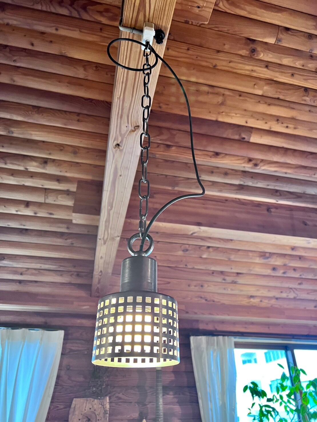 モダンでマット調のインダストリアルペンダントライト | izumi Lamp