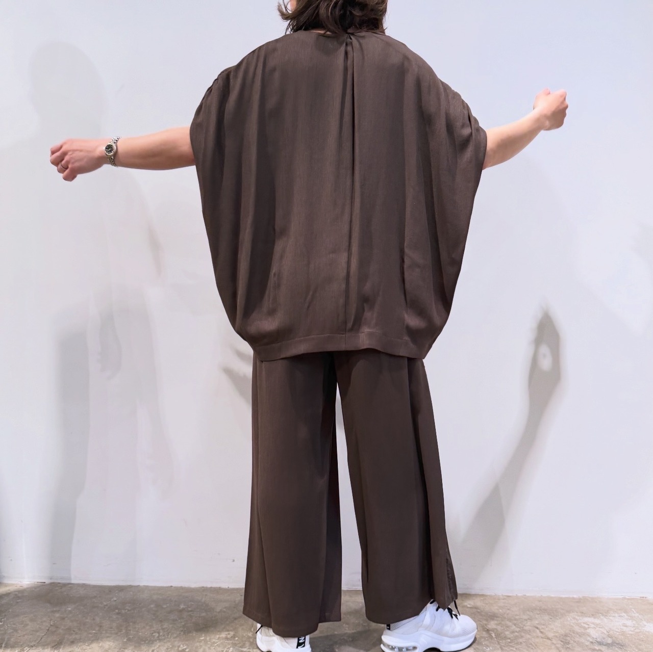 ルギバ lugiva tokyo R/Tスラブ肩ギャザーフリンジノースリーブ