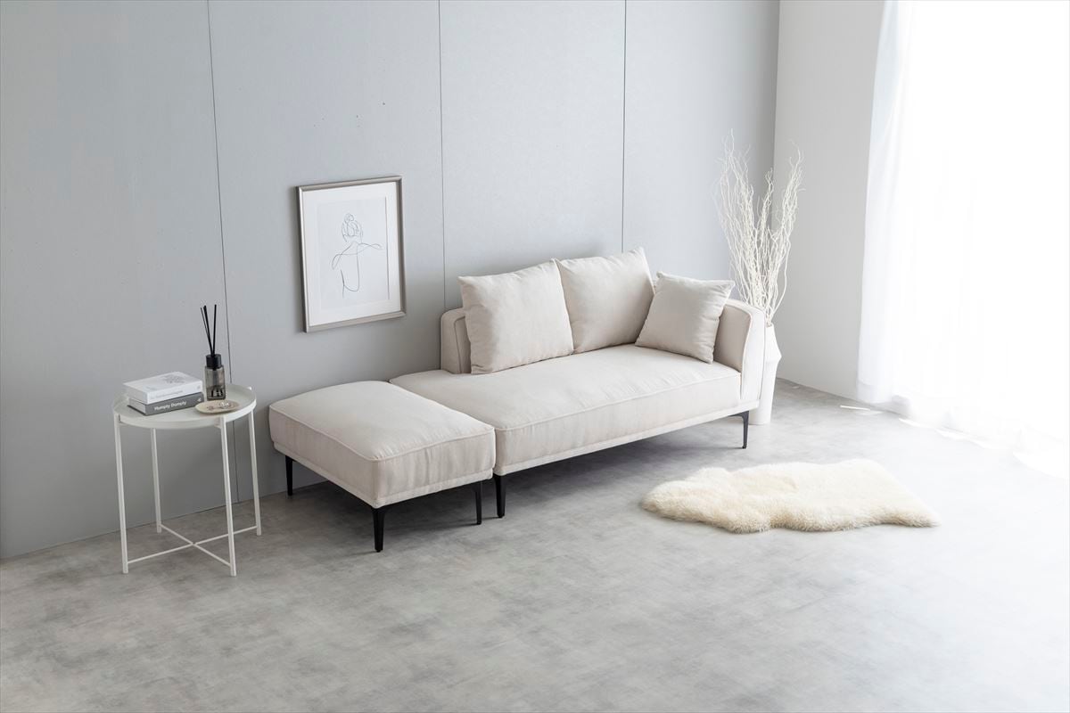 上品な光沢のコーデュロイとアイアン脚の組み合わせが美しいオットマン