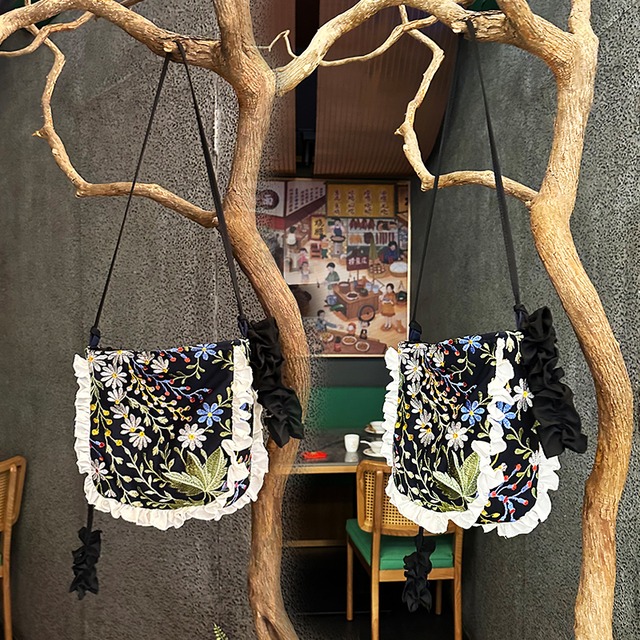 XILI小花刺しゅうフリル斜め掛けショルダーバッグ