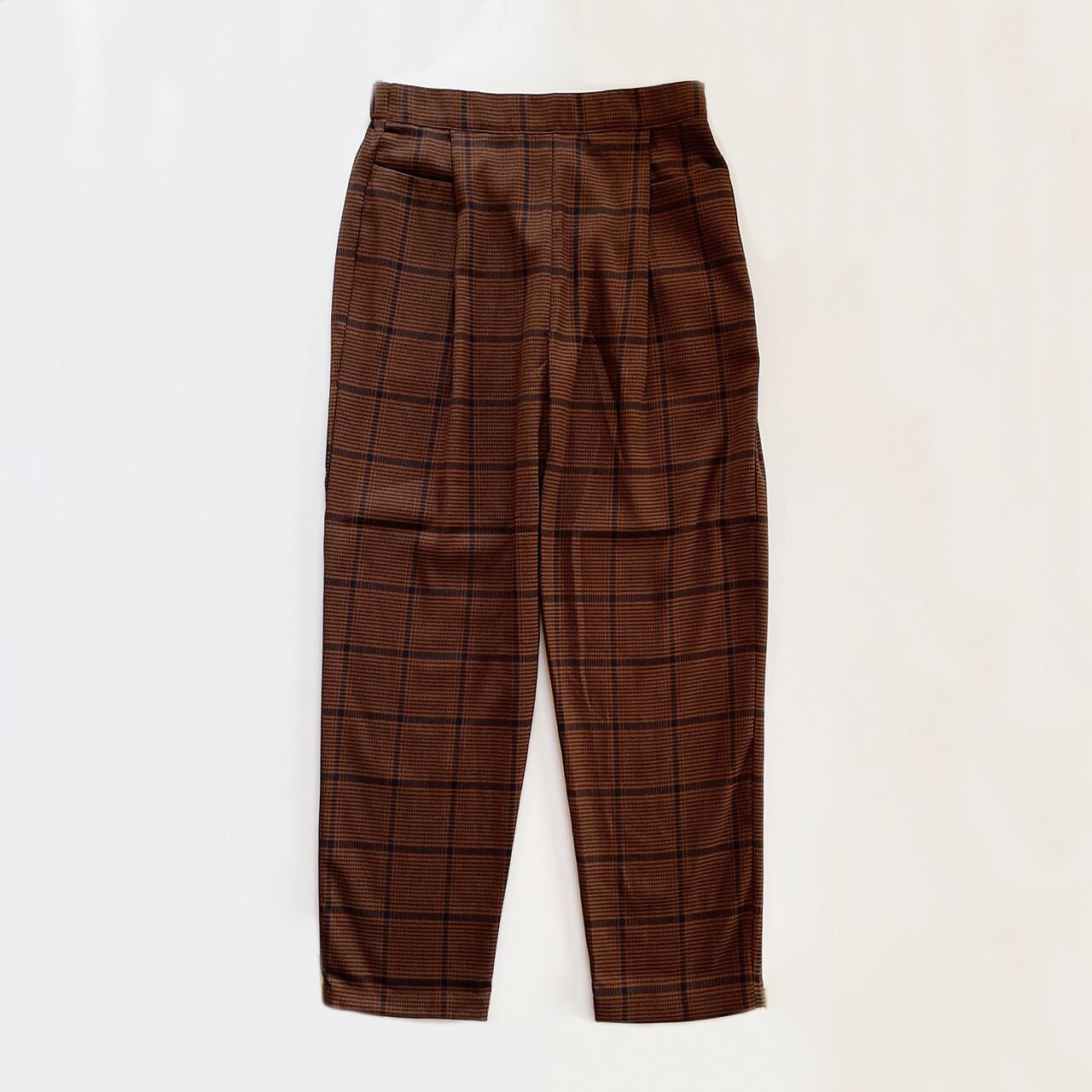 Check tuck tapered pants (brown)