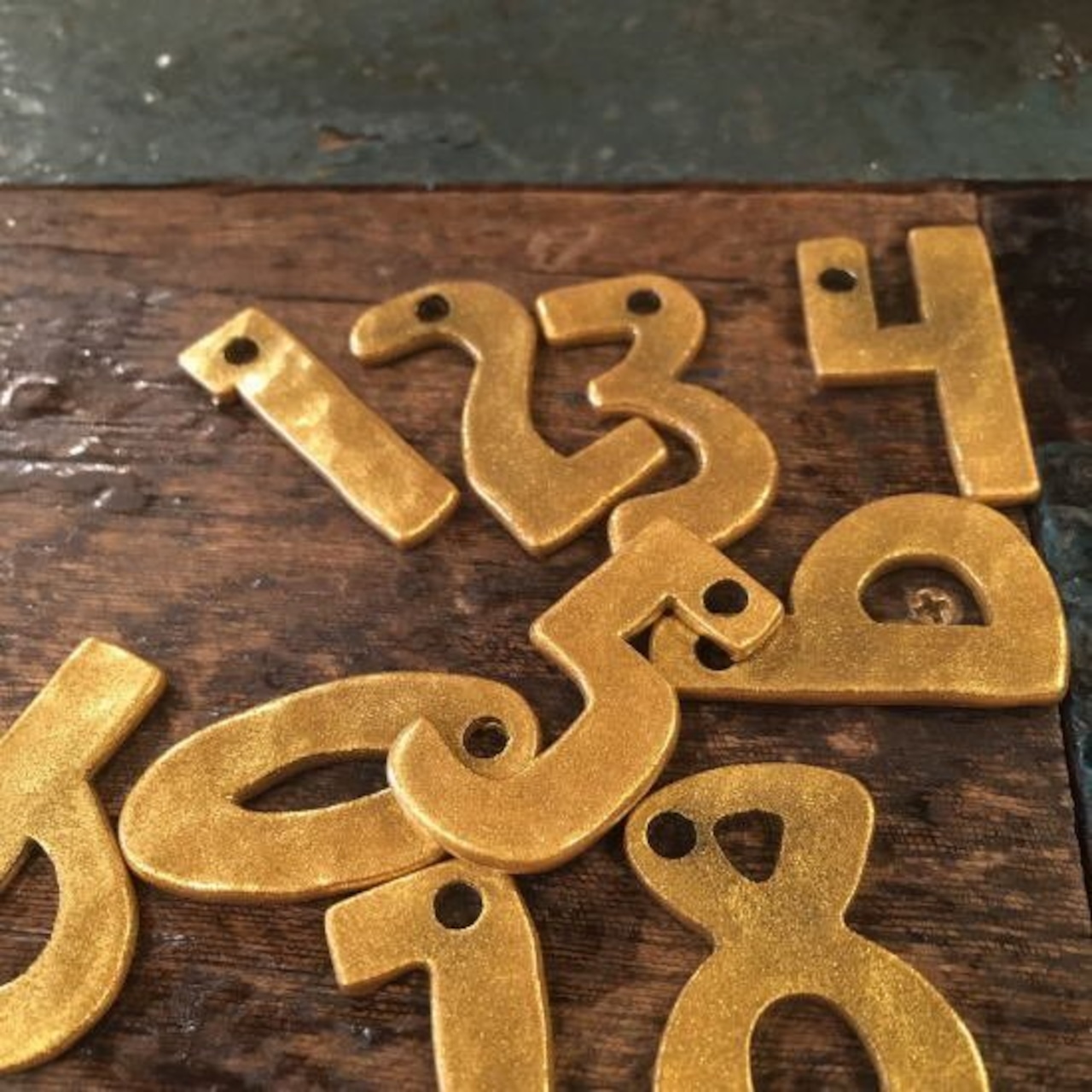 TOPANGA Zakka India Gold Hammered Iron Number Plate S 3cm 　インド　ゴールドハンマーアイアンナンバープレート　小　看板　サインプレート　鉄　住所　店舗　槌目