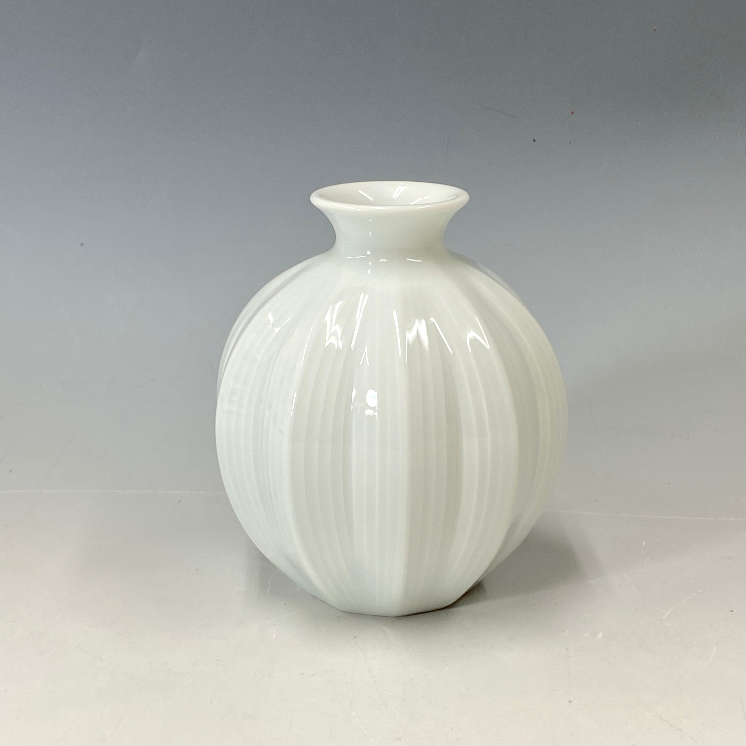 中尾純】白磁面取線彫徳利(縦) | 中仙窯