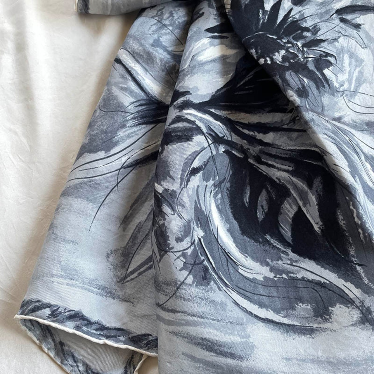 スカーフ　モノトーン　墨絵風花ブーケ　ふわっとしたグレー 12ACcu3