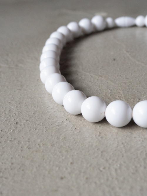 unknown used White synthetic resin ball necklace