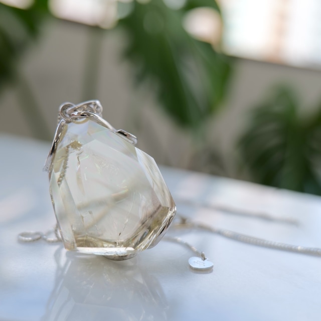 【 豊かさを呼び覚ます、成功と繁栄のコード 】シトリン レインボー入ペンダント G4_3