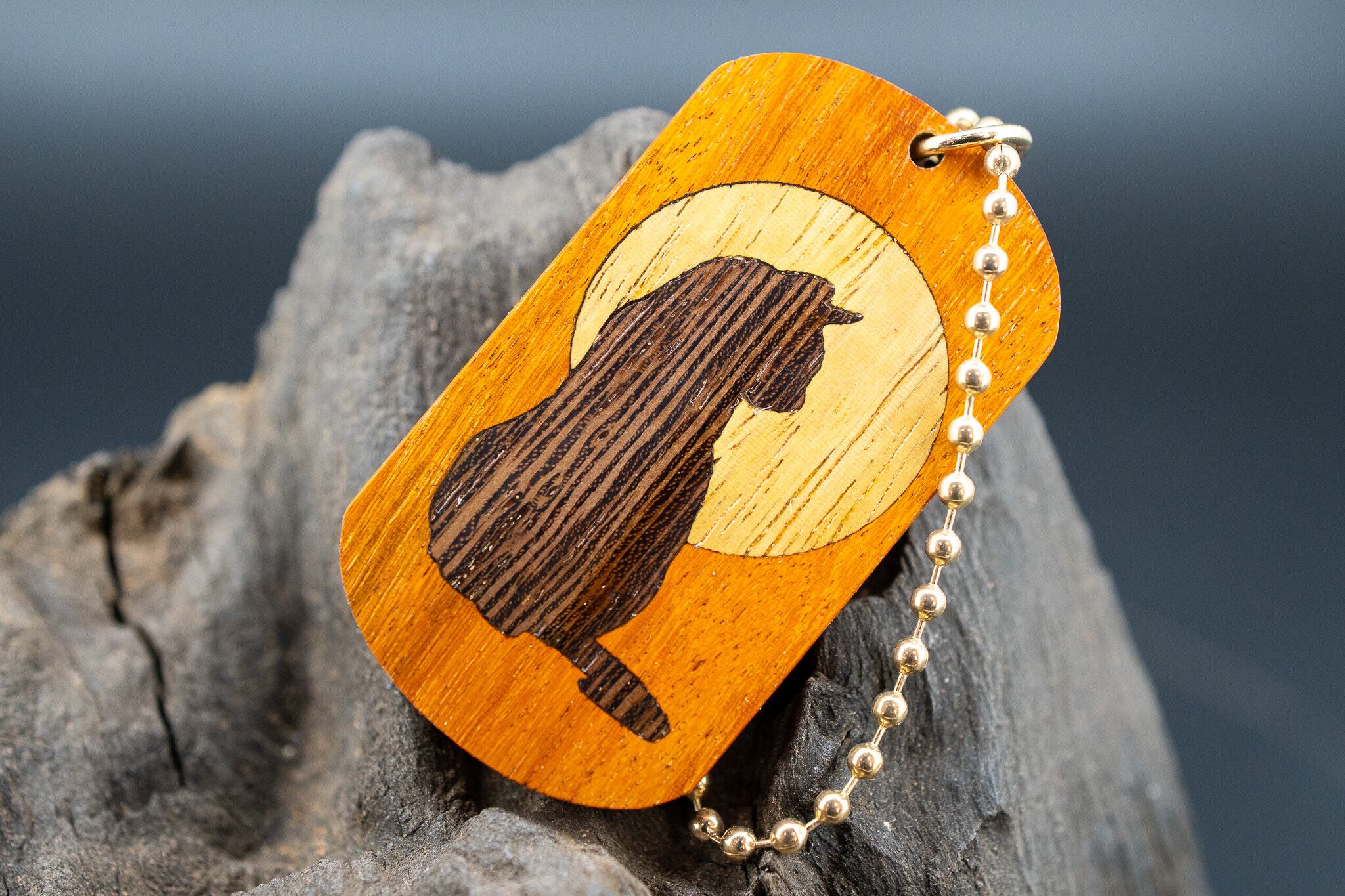 【染色と音楽の源】 フェルナンブーコ ドッグタグ 象嵌 横を向く上品な猫