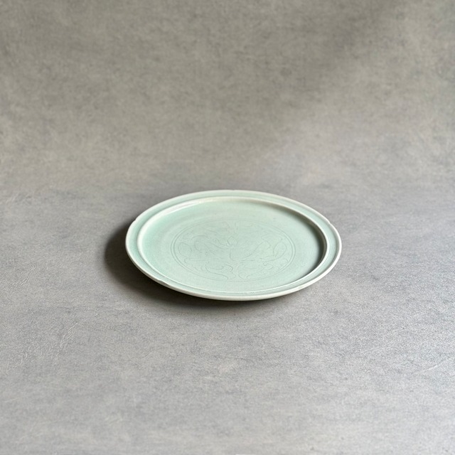 日高伸治   白磁輪花蓮文皿７寸