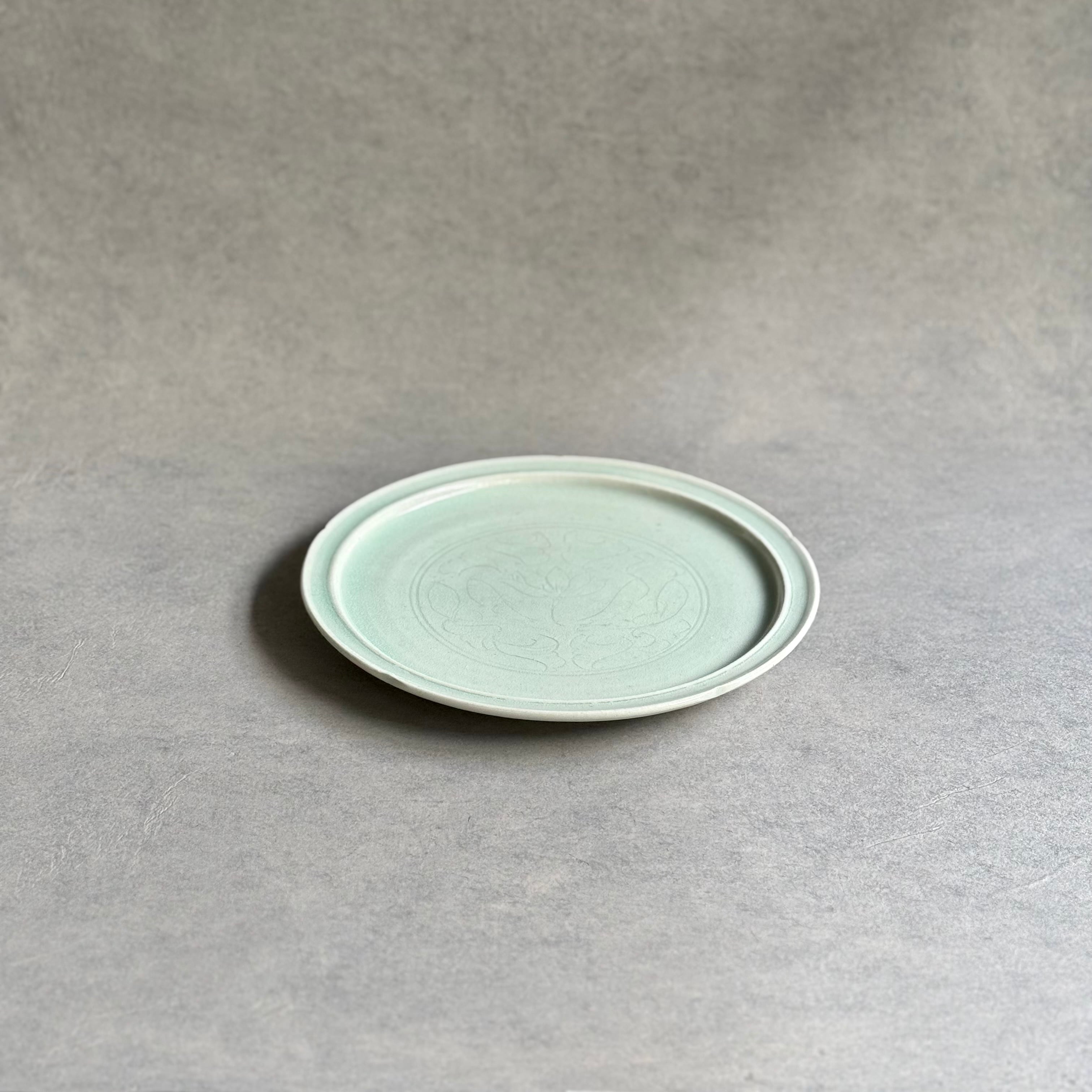 日高伸治   白磁輪花蓮文皿7寸