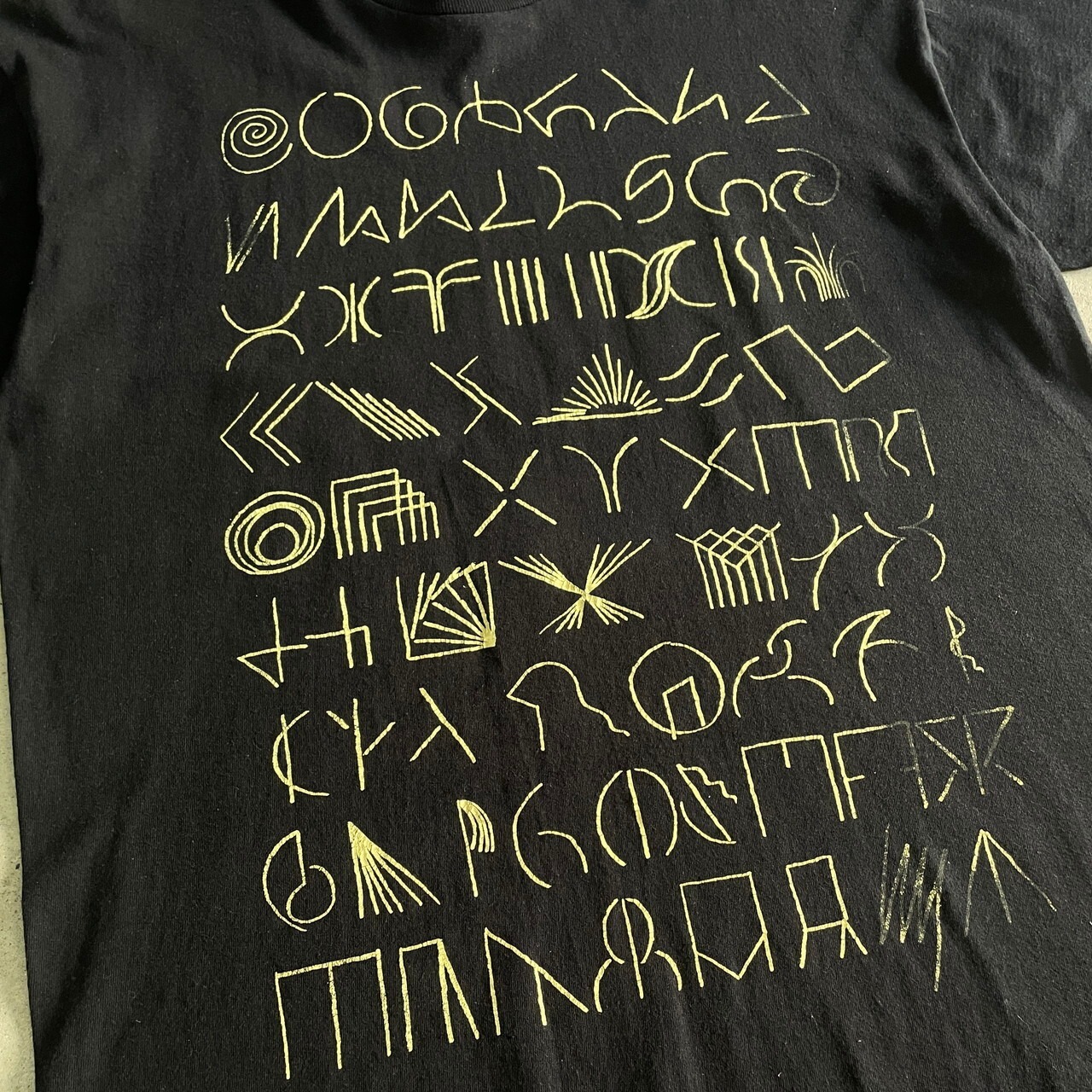 90年代 アイルランド製 古代文字？ アートプリントTシャツ メンズL 
