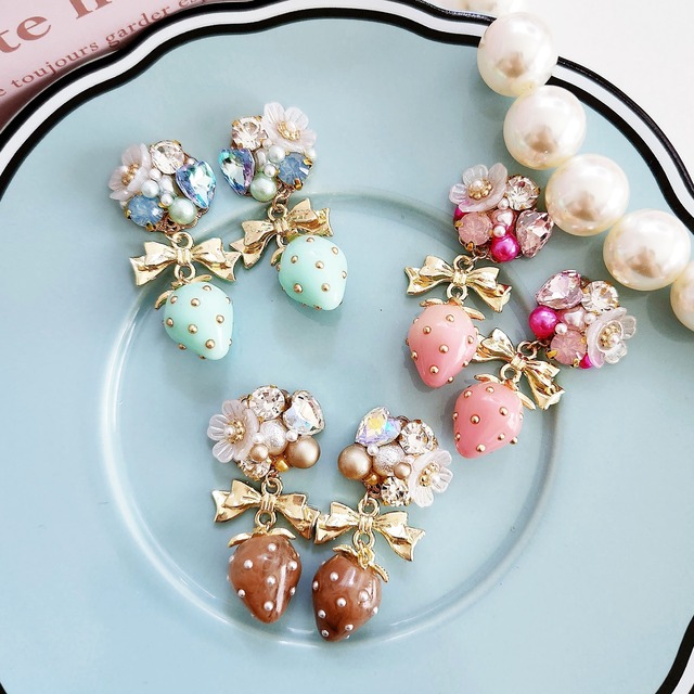 いちごとリボンが揺れるキラキラビジューピアス/イヤリング/ノンホールピアス/樹脂ピアス