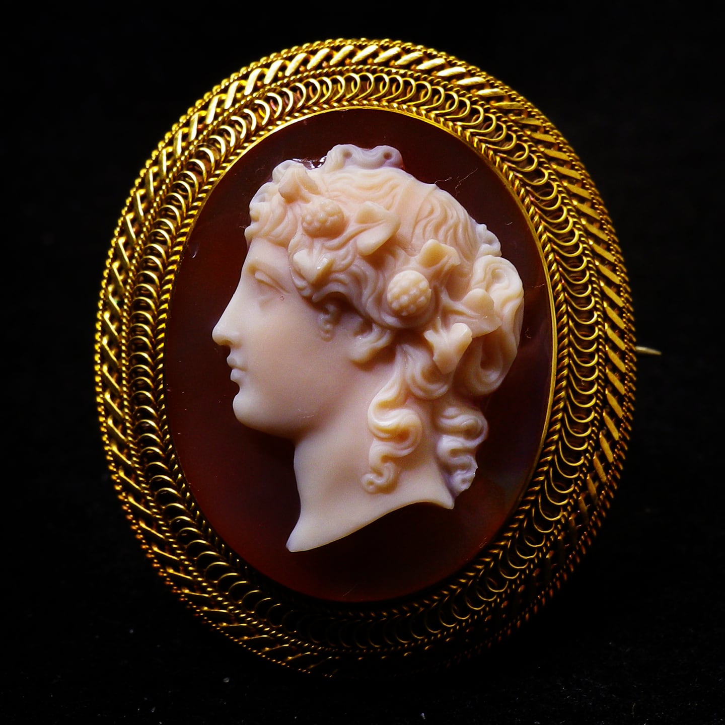 アンティーク(推定19世紀末) 金細工枠付き ”カーネリアンのバッカンテ”