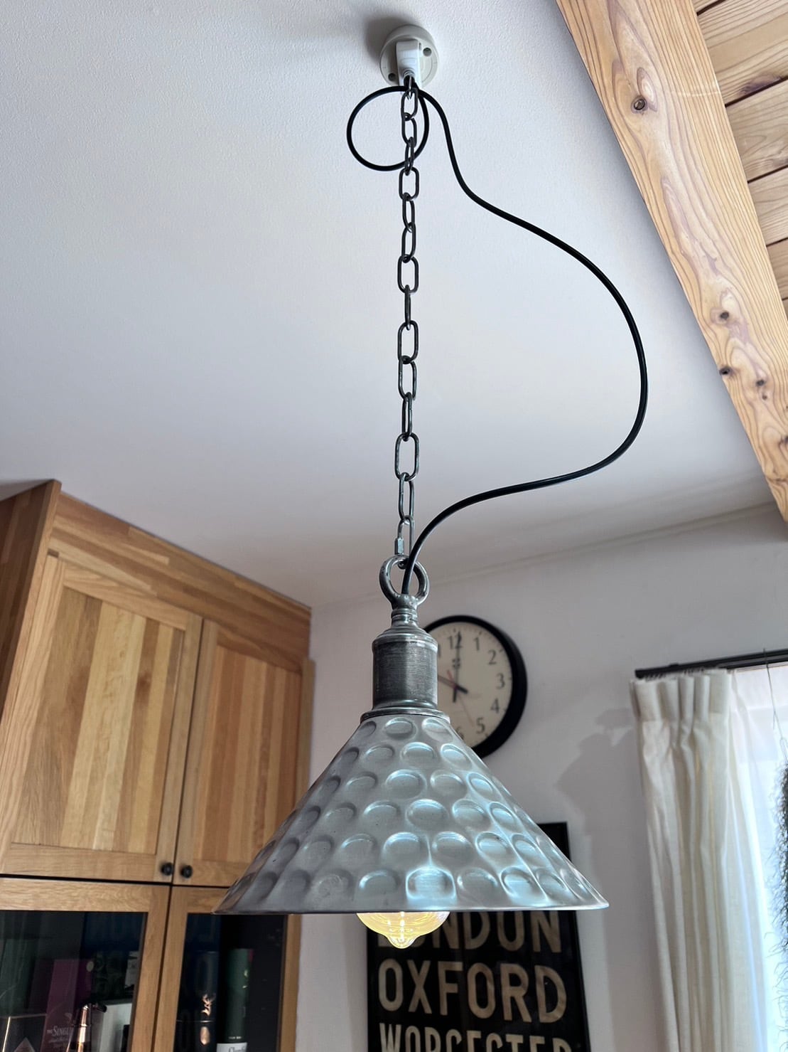 半世紀前のイタリア製手作り天井用ペンダントライト（2個組） 鋳肌真鍮色】ノスタルジックなペンダントライト 深めなシェード290φ付